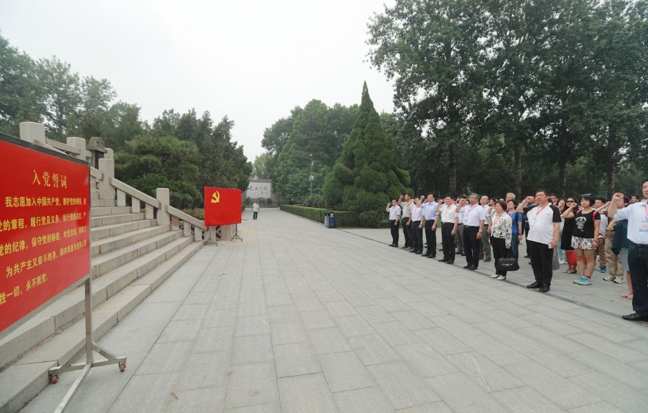 代表团向华东烈士纪念塔敬献花篮 重温入党誓词