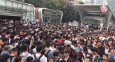 挤!武汉地铁迎来客流高峰 光谷站1小时2万人进站