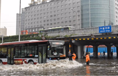 北京暴雨冰雹 首体宿舍大门被风吹掉