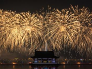 上海少见的“纸片楼”，在网络上意外走红，如今每天吸引大量游客