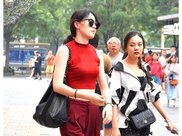 街拍联盟：热裤长腿人字拖美女，爱笑的女孩运气不会差