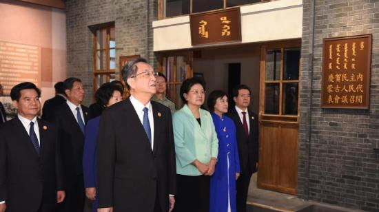 俞正声率中央代表团参观庆祝内蒙古自治区成立70周年展览