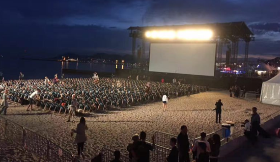 在戛纳的海滩 看一场动情的电影