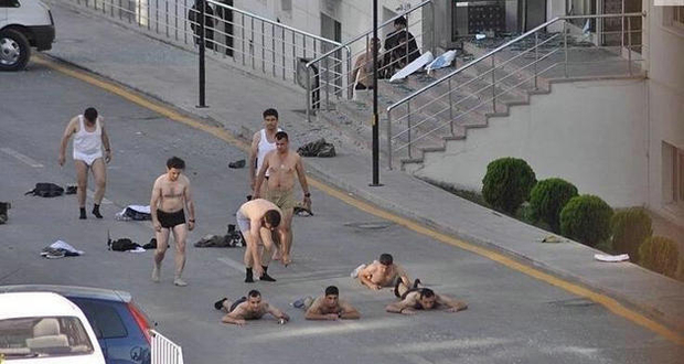 土耳其政变军官被勒令脱掉外衣仅剩内裤投降