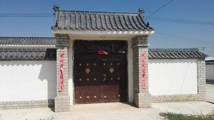 安置房青瓦白墙朱红大门,独门独院整齐划一,跟岷县山区的家风貌完全不