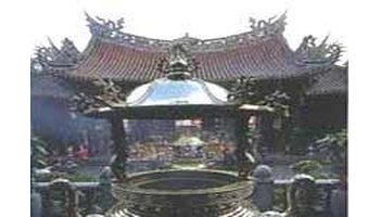 简介 龙山寺内主祀观音菩萨,并祀奉妈祖,四海龙王,十八罗汉,城堭爷