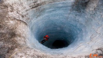 地球上确实有"无底洞,其中1个位于希腊亚各斯古城的海滨.