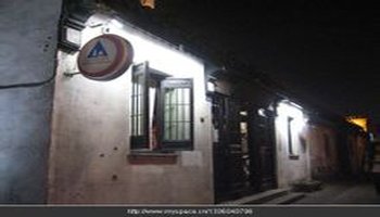玉涵堂的两侧则分别是苏绣大师的工作室和桃花坞木刻年画的展示馆.