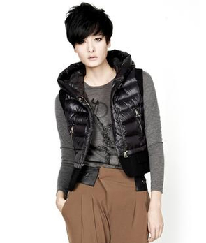 MO&Co.<em>摩安珂</em>白鸭绒拼接复古带帽无袖<em>马甲</em>