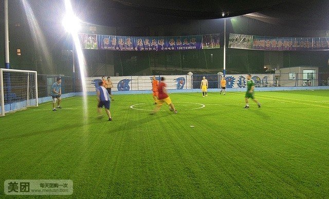 夜场六人制足球1场,赠送桶装水1桶,男女不限