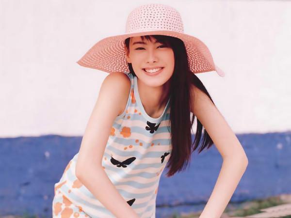 梁洛施12岁逃学吸烟,21岁成未婚妈妈,23岁坐拥上亿身家,狗血剧都不如她人生的一半精彩!
