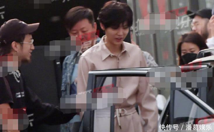 鹿晗生日当晚携女友关晓彤返千万豪宅二人感情