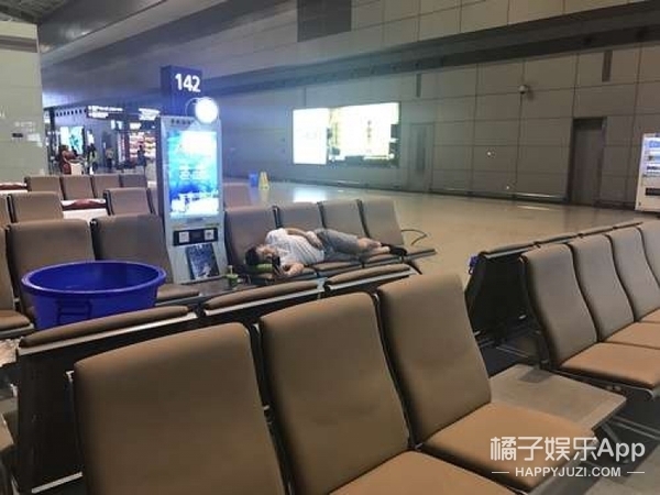 张天爱飞机延误,盖报纸睡机场,还有人在问是不