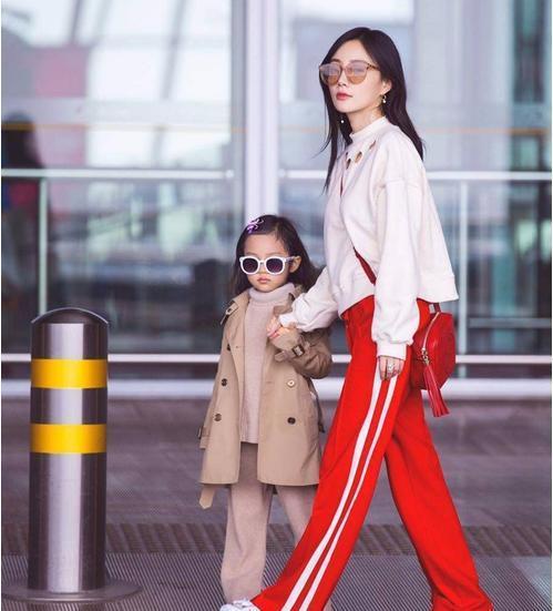 看完佟丽娅陈妍希机场带孩子,再看看李小璐