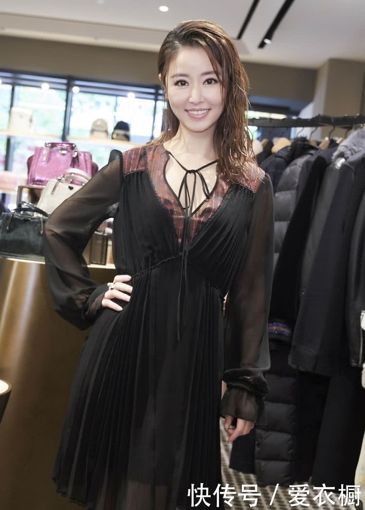 林心如的湿发造型太有范了!跟刚洗头发没吹干