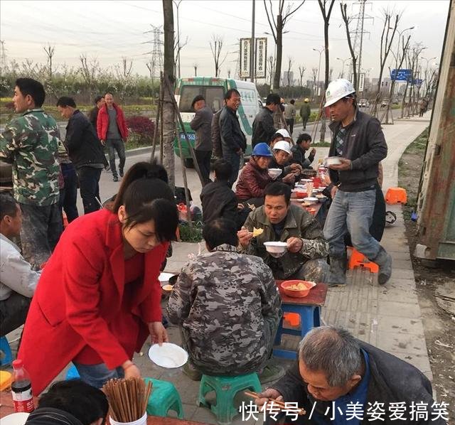 农村老汉带工友吃饭,问为啥多收30元服务员的