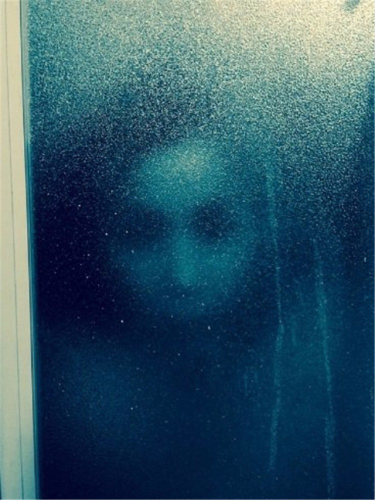 你和恐怖大片之间只差了一块毛玻璃