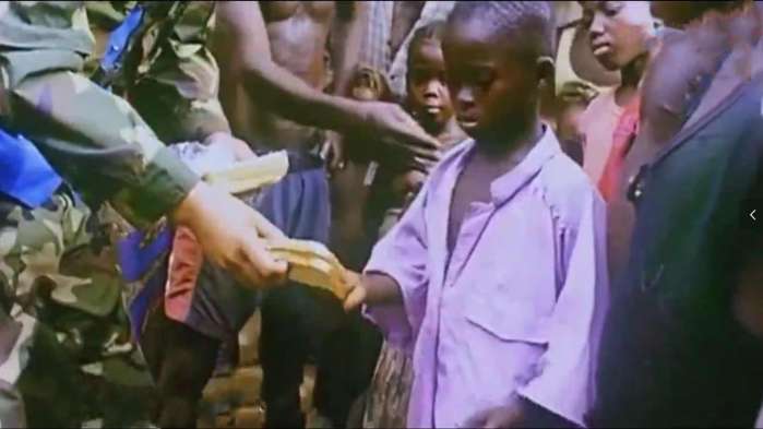 非洲武装员向中国维和部队交枪当递给他们面包