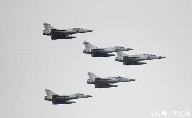 一架歼-20长驱直入,岛内8架战机起飞,雷达全开