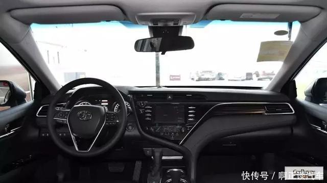 全新丰田凯美瑞换代新车度很高,但是外观设计无疑是很成功的,还增加了一款运动套装。马自达6阿特兹也刚刚推出新款车型,外观设计也很精致,外形同样动感。 最佳总有网友留言买凯美瑞好还是阿特兹好? 今天我们就来分析一下谁更值得入手? 外观造型方面,新丰田凯美瑞前脸设计一改中庸陈旧的样子,前脸采用梯形横纹设计,前脸中网采用一体式镀铬装饰,前大灯造型非常犀利,整体造型可谓是非常的前卫。 而马自达阿特兹依旧保持着,非常运动的造型。前脸依然是盾牌式格栅,半月形前大灯设计,两侧的雾灯则采用L型设计。 车身尺寸方面,显