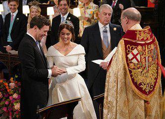 刘强东夫妇现身英国王室婚礼被疑蹭红毯，王室回应：不评论