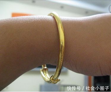 妈刚来伺候月子婆婆的手镯就丢了,偷看监控后,我让老公赶紧走