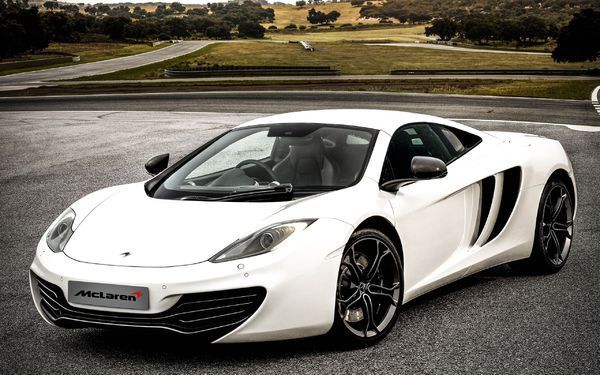 像小伞一样的车标是什么车,一个红色的跑车看