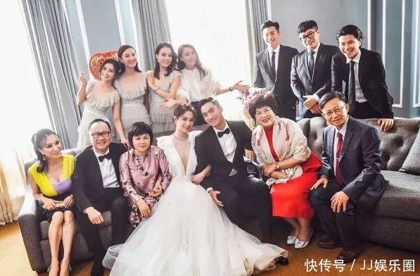 钟欣潼结婚照流出,满脸幸福与男友亲密相依,亲