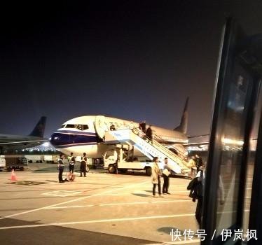 夜幕下的深圳宝安国际机场停机坪