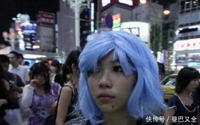 网友香港某酒店偶遇王菲母女,12岁的李嫣大长