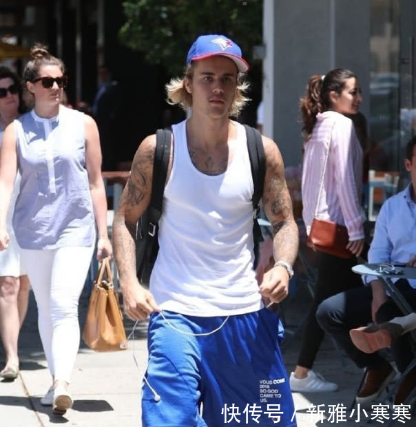 订婚后贾斯汀比伯现街头!头发长到能扎小揪揪