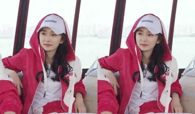 跑男最新路透:杨幂坐姿豪迈,踢球帅气,化身段子