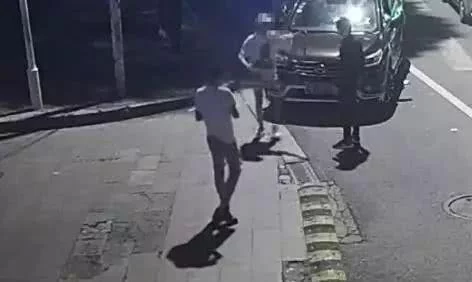 吵架吵到马路中间,女子瞬间被撞飞!,澳門討論區-iDreamx