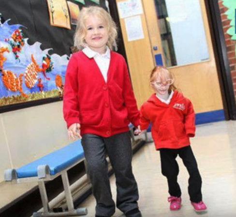 现实中的“拇指姑娘”,可以被父母“捧”在手心