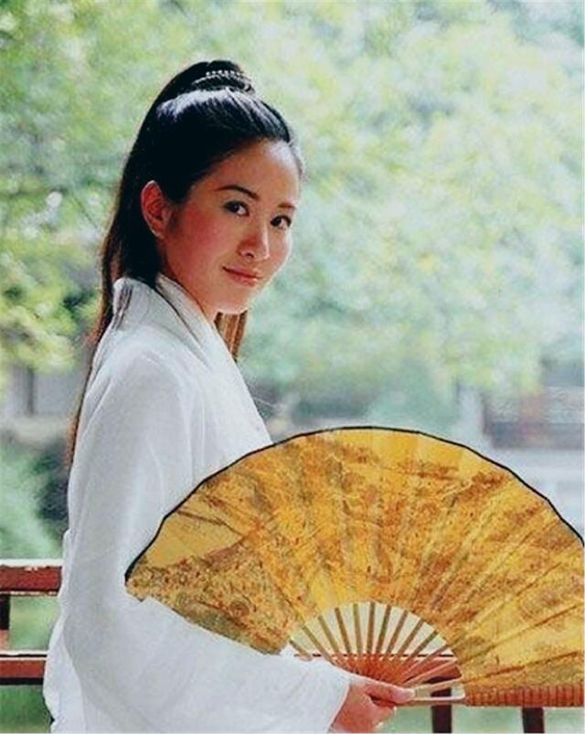 古装剧中手拿扇子的邓婕神似马伊俐,而最帅气的要属张馨予和她了