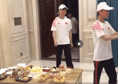 LOL: RNG队员回到基地, 史森明疯狂安排琪琪,