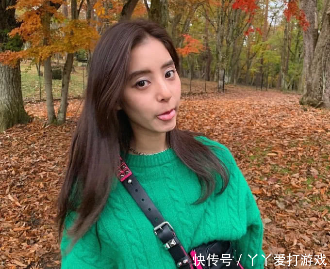 日本性感女明星新木优子身着绿毛衣赏秋,网友