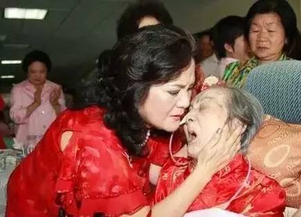 女富豪甩出7个亿分手费 泰国67岁女富豪离婚原因是什么?(2)