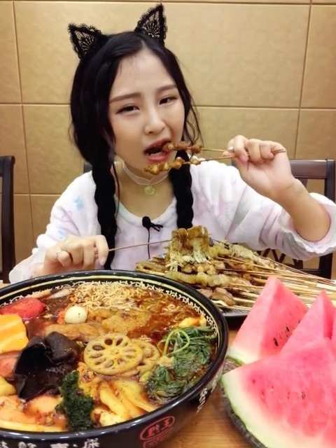 猫妹妹与达少出车祸,依旧不忘直播、点关注,网