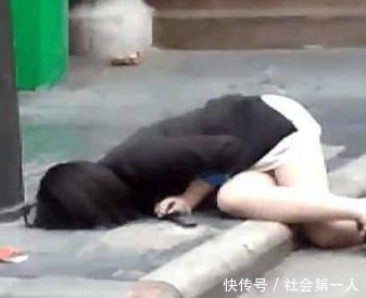 少女酗酒躺路边过夜，路人指指点点，网友：一看穿着全明白了