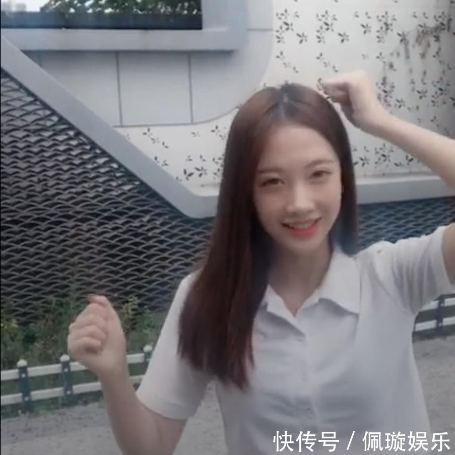 网红小甜甜正式入驻抖音,一不小心露出蚂蚁腰