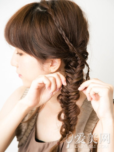 长卷发<em>发型扎法</em>花环盘发惊艳迷人_360问答