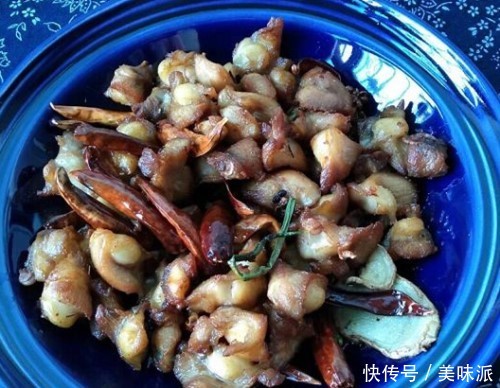 带女友头次回家,女友准备好礼还帮忙做饭菜,妈妈让我和女友分手