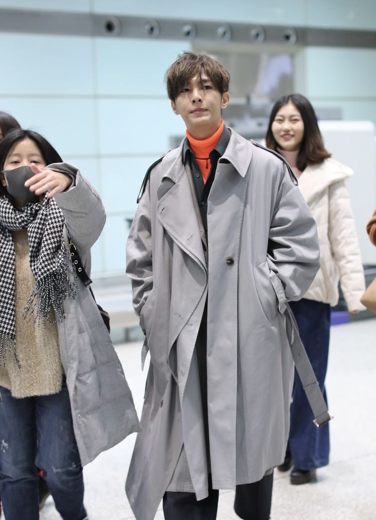 对炎亚纶真服气,穿军绿外套配魔性长刘海,戴口