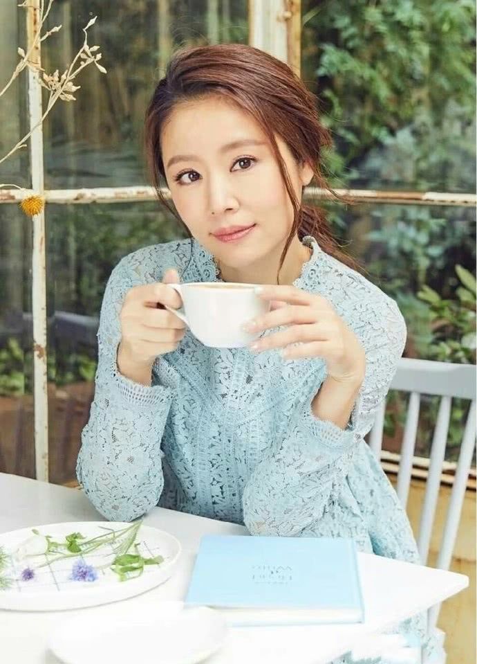 42岁林心如又美了,扎半个丸子头堪比12岁,简直