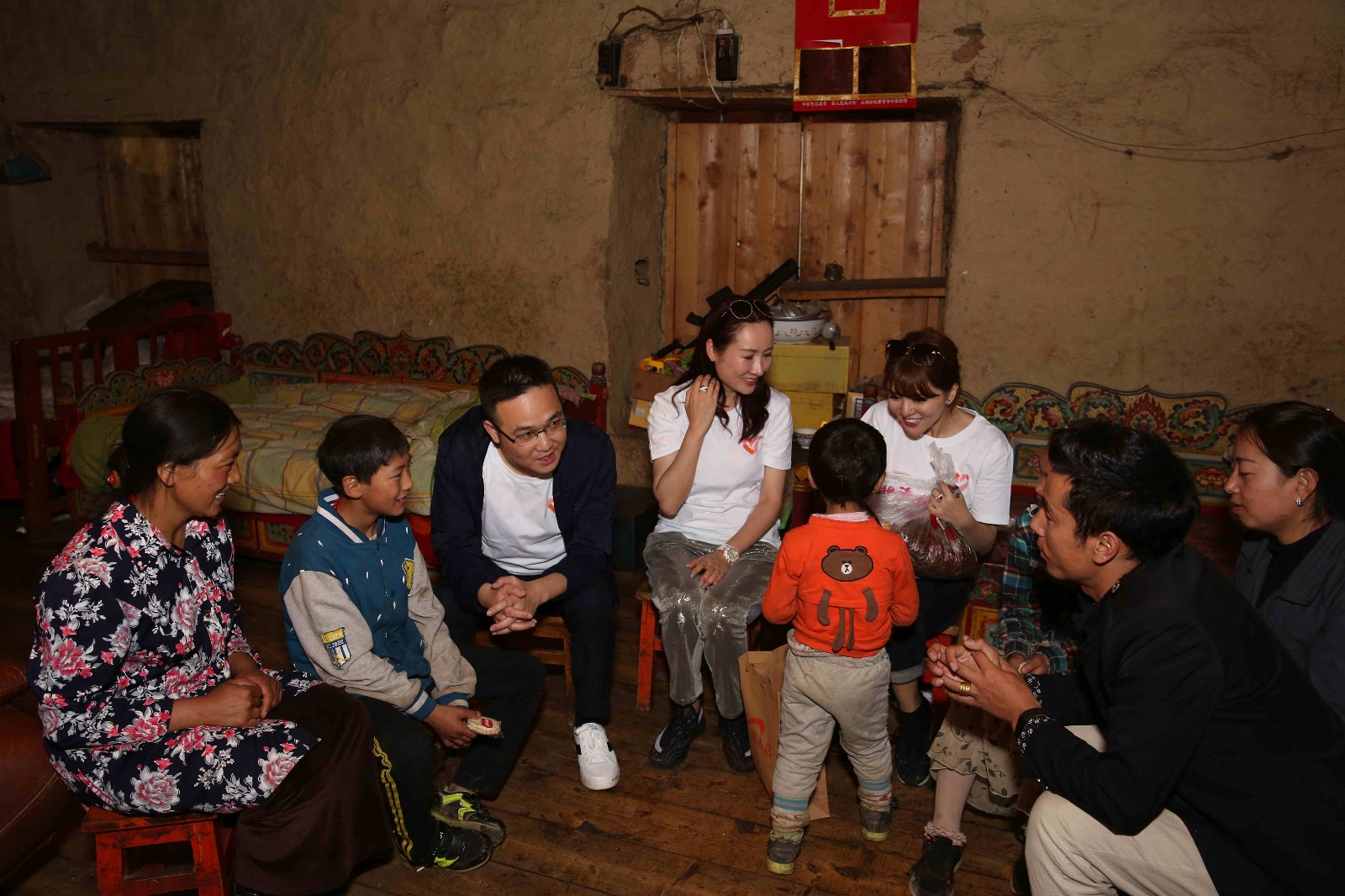 阿兰藏区低调送温暖 生日获赠美好祝福！