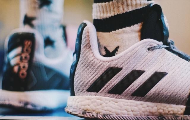 阿迪达斯的头牌,詹姆斯哈登第三代篮球鞋,球鞋