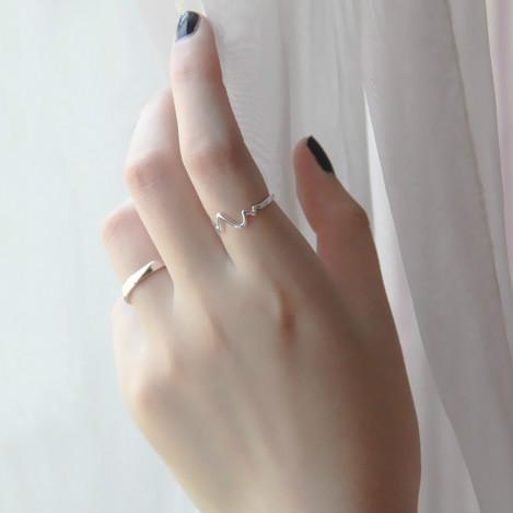 戴福瑞925银磨砂对戒 女生的左手中指表示热恋中,右手中指则是名花有