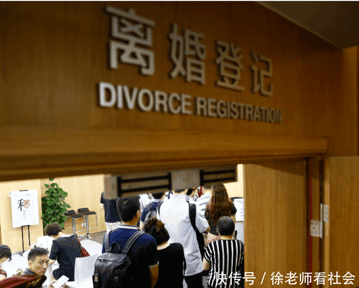 新婚夜我偷将老婆手机里小舅子备注和我调换, 隔天我们去民政局