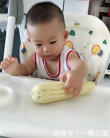 宝妈刚煮好玉米,2岁宝宝立马要吃,接下来宝宝